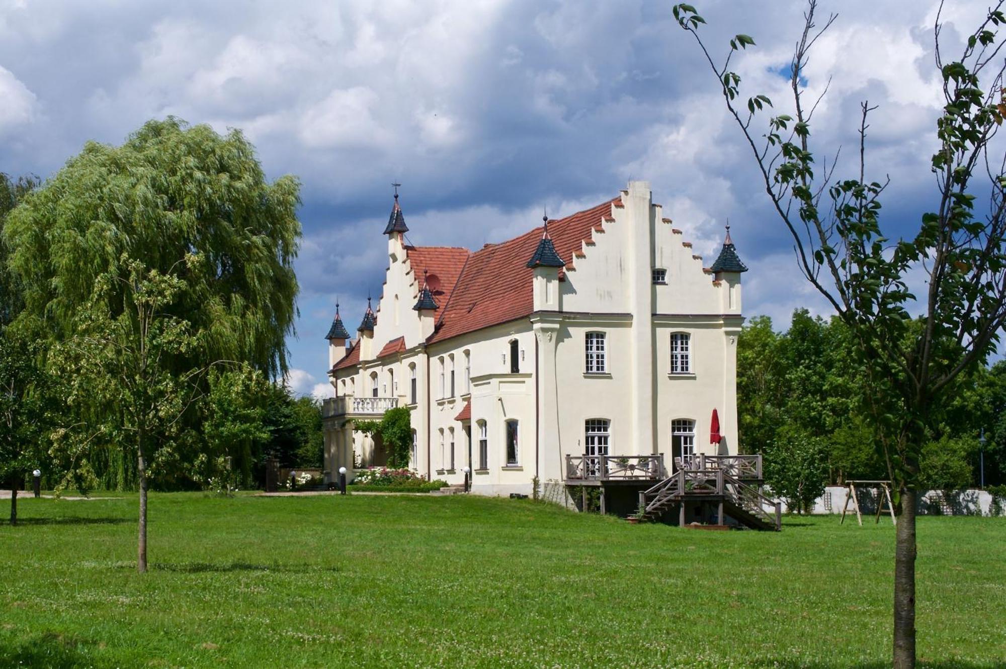 Gutshaus Penzlin Villa Meyenburg  Buitenkant foto